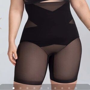 NWT. Black Honeylove superpower short